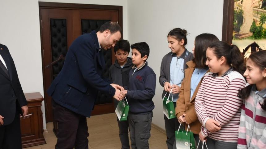 Hediyelerini Başkan Ay&rsquo;dan aldılar