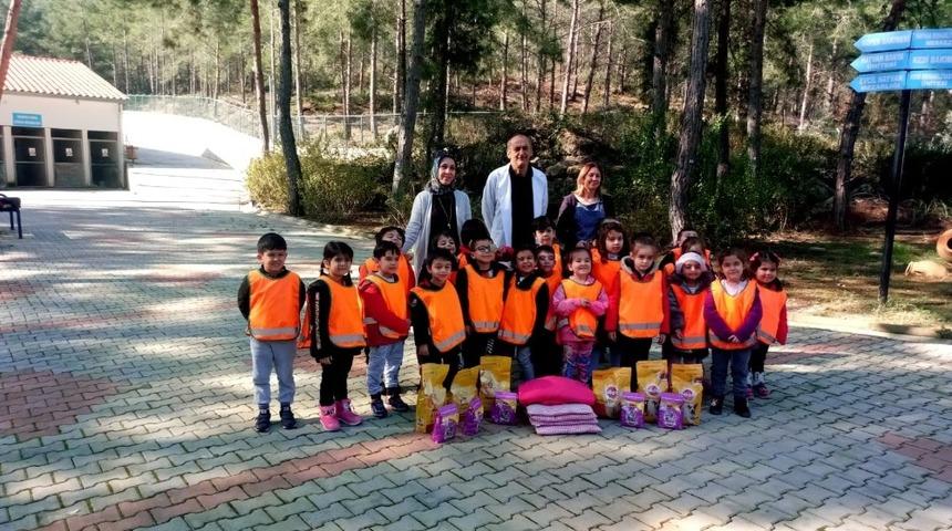 Minik &ouml;ğrenciler hayvan barınağında