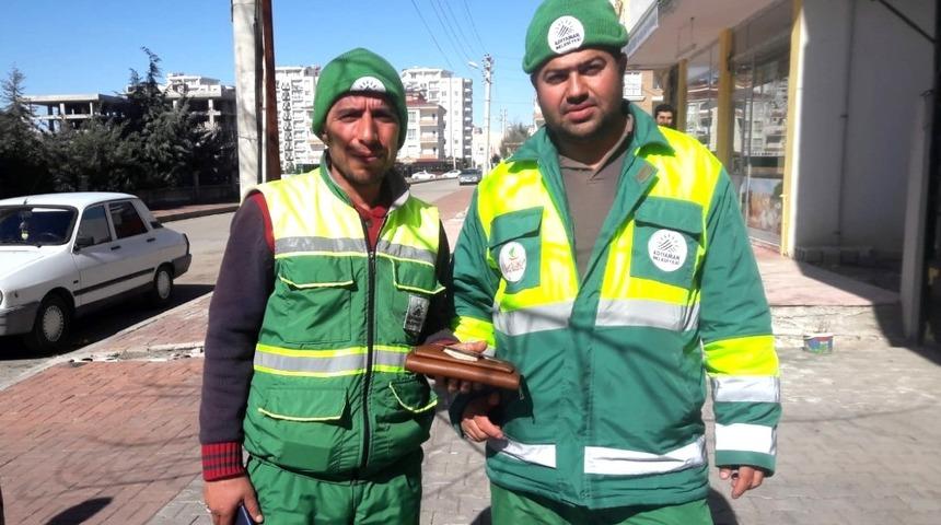 Temizlik görevlileri buldukları çantayı sahibine teslim etti