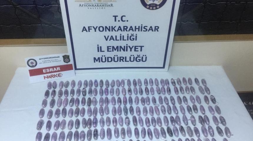 Durdurulan ara&ccedil;ta 2 kilogram re&ccedil;ine esrar ele ge&ccedil;irildi