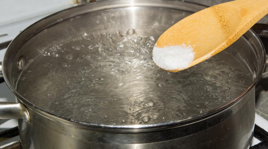 Farkında bile değiliz! Yemeklerinizi mahveden 7 mutfak hatası