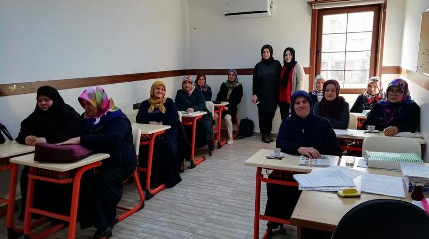 Başiskele&rsquo;de okuma-yazma bilmeyen kalmıyor