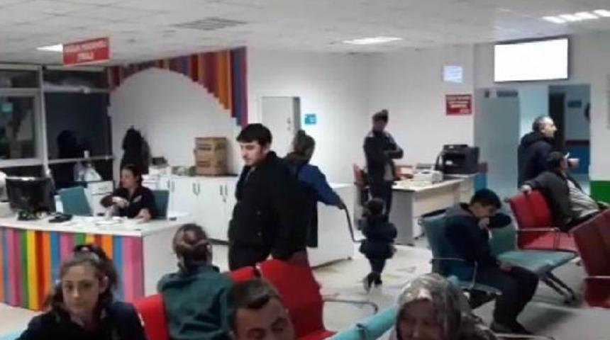 Hastaneye çocuklarını güvenlik kemeriyle getirdiler
