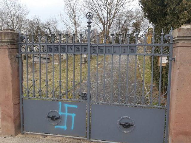 Macron saldırıya uğrayan Yahudi mezarlığını ziyaret etti