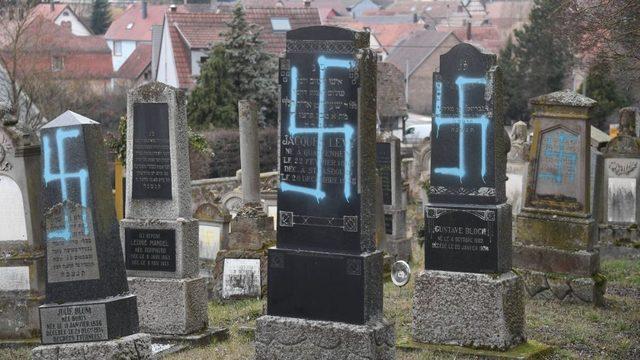 Macron saldırıya uğrayan Yahudi mezarlığını ziyaret etti