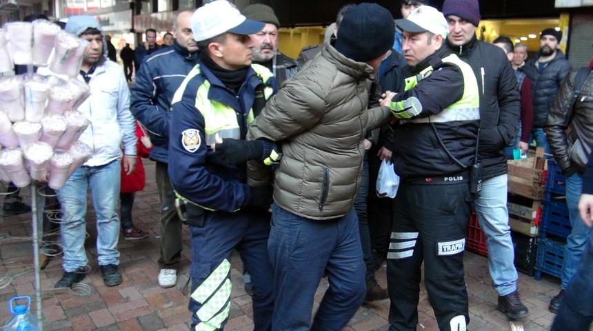 Zonguldak'ta eski eşini darp eden kocayı, linç edilmekten polis kurtardı