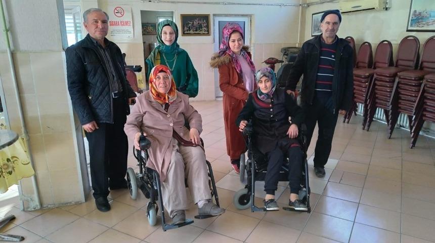 MS hastası iki kadının akülü araç sevinci