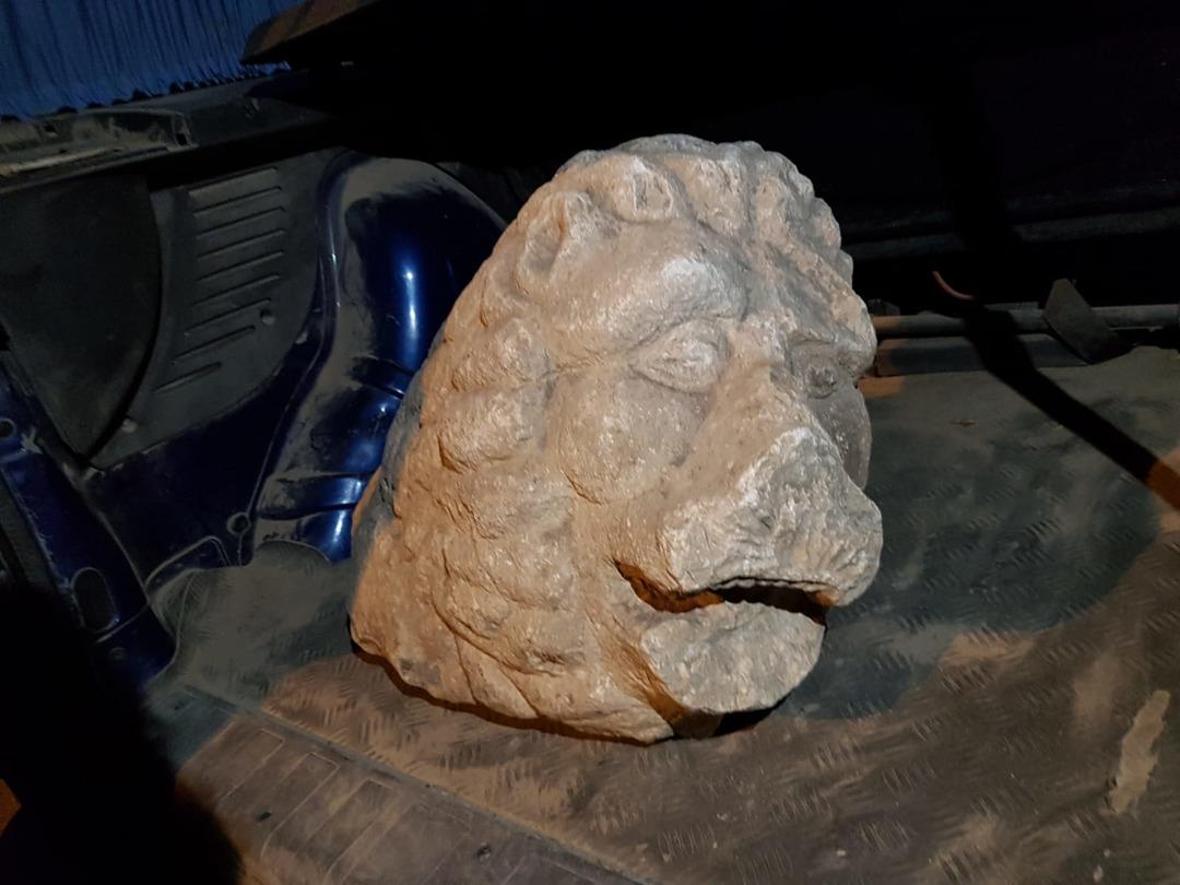 Aracın bagajından aslan başı heykeli &ccedil;ıktı!