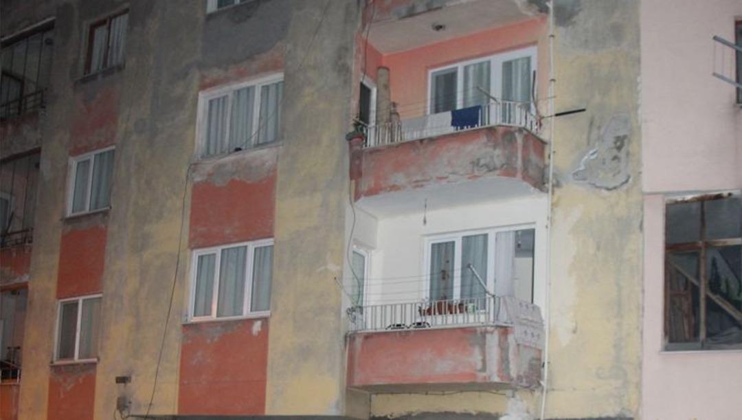 Trabzon&rsquo;da 4 katlı bina &ccedil;atlaklar nedeniyle boşaltıldı! Binada bir tek o kaldı