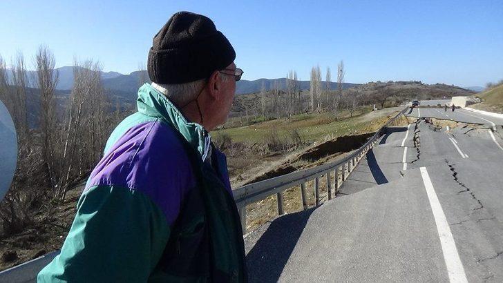 Çöken yolda dev çukur oluştu  G3