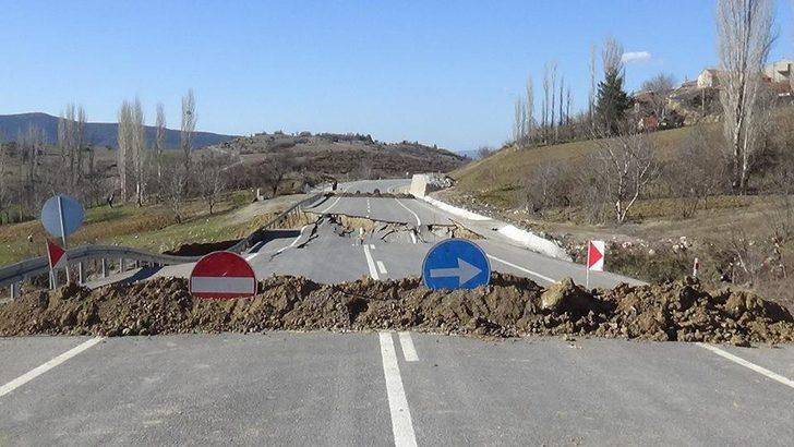 Çöken yolda dev çukur oluştu  G5