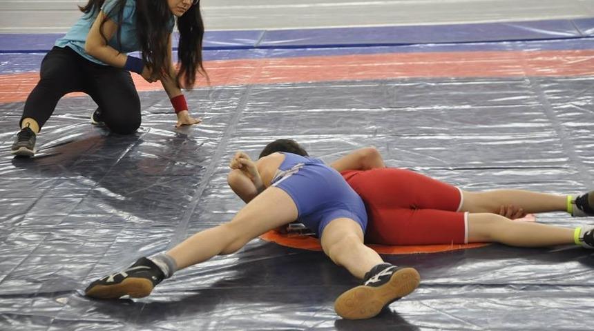 Yıldız Pehlivanlar Okullar Arası M&uuml;sabakalarda Mindere &Ccedil;ıktı