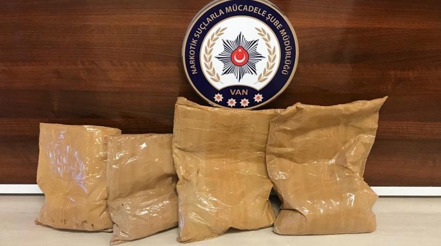 Karton kutunun &ccedil;evresine gizlenen 4 kilo 250 gram eroin ele ge&ccedil;irildi