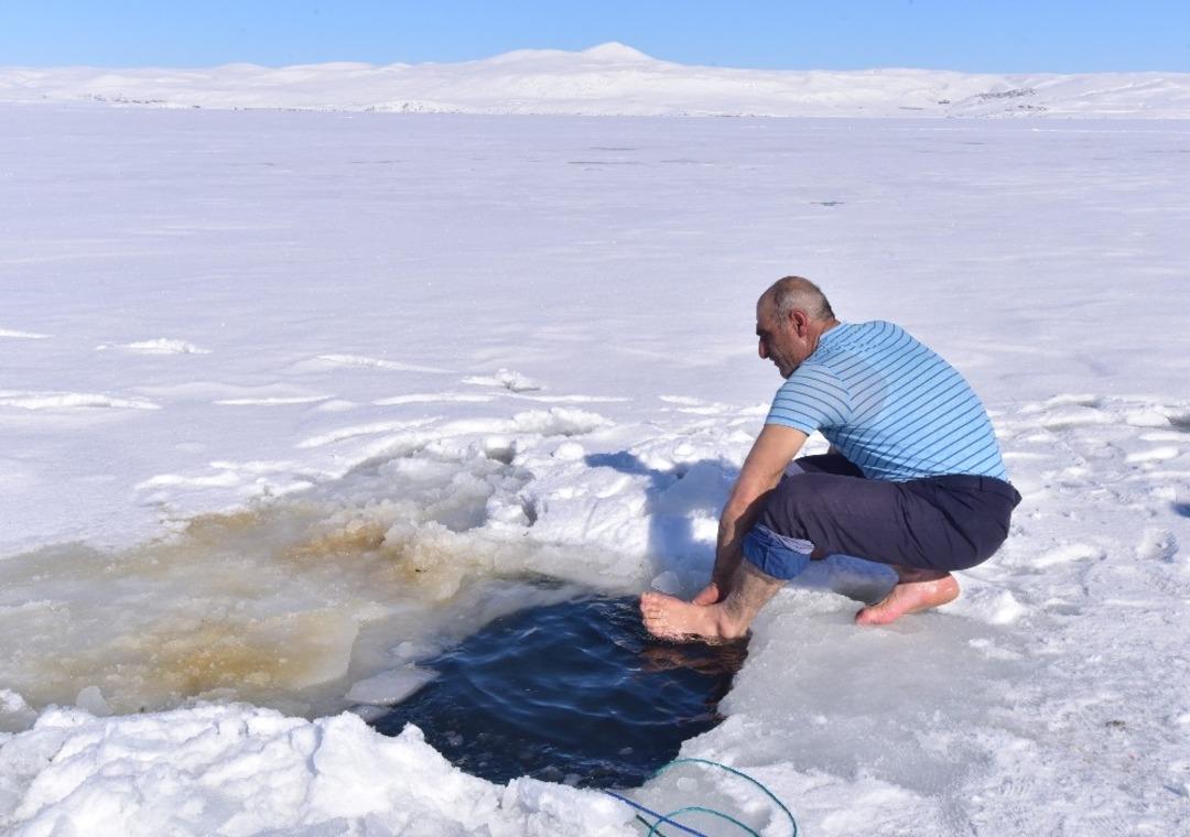 (&Ouml;zel) Donan g&ouml;l &uuml;zerinde namaz