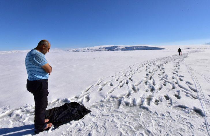 (Özel) Donan göl üzerinde namaz G2