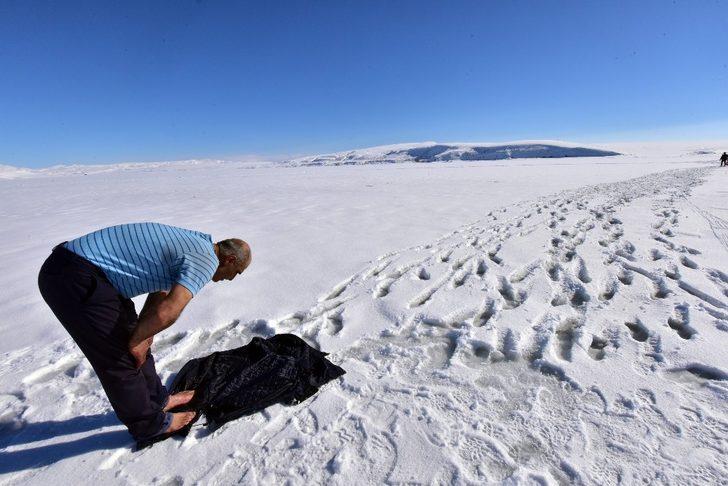 (Özel) Donan göl üzerinde namaz G3