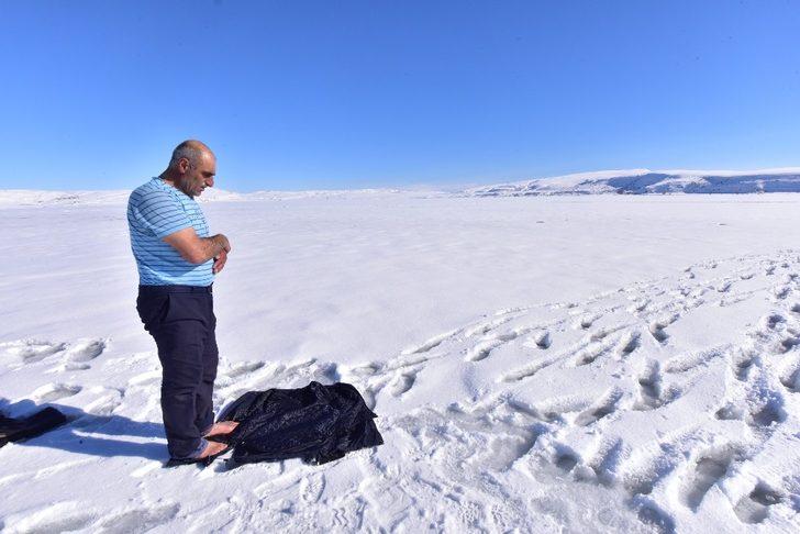 (Özel) Donan göl üzerinde namaz G4