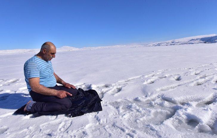 (Özel) Donan göl üzerinde namaz G5