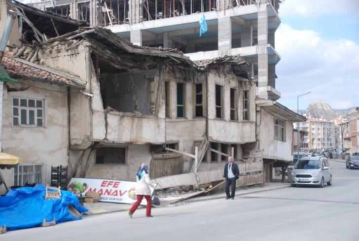 İki katlı bina kağıt gibi yamuluyor!  G2