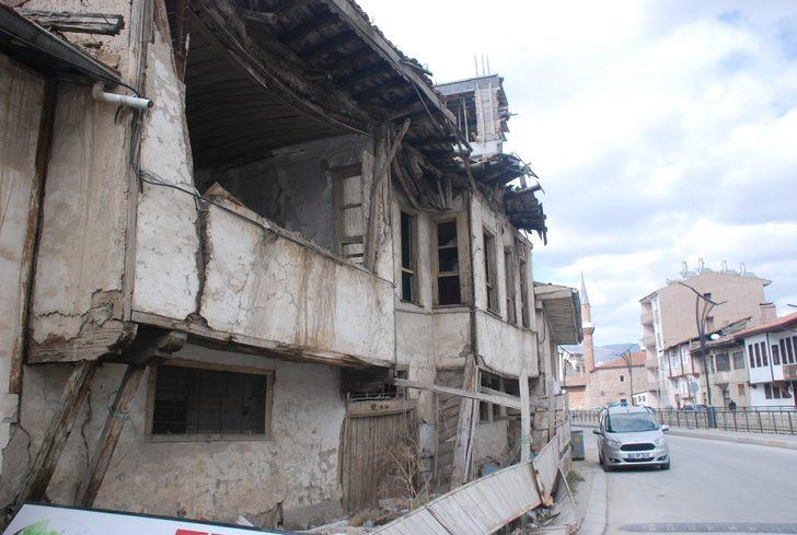 İki katlı bina kağıt gibi yamuluyor!  G4