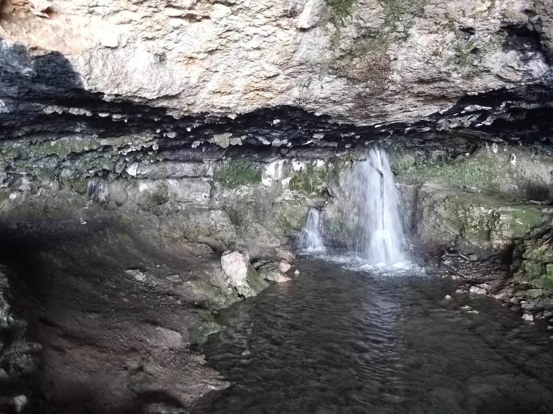 Bu mağaranın i&ccedil;inden su akıyor! Efsaneyi duyan oraya koşuyor