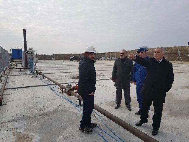 Vali Yıldırım doğalgaz bulunan alanda incelemelerde bulundu 3