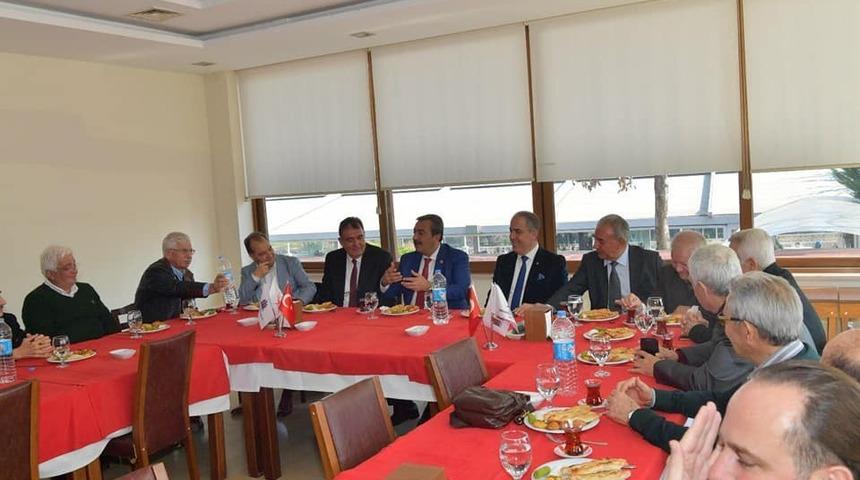 &Ccedil;etin, m&uuml;teahhitleri dinledi