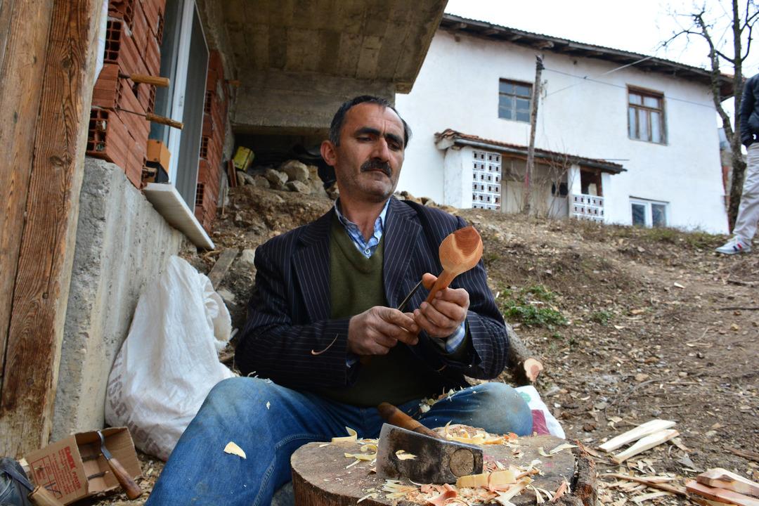 39 yıldır tahta kaşık, &ccedil;atal, kevgir &uuml;reterek ge&ccedil;imini sağlıyor