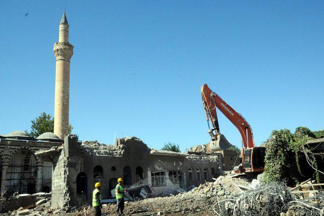 Teröristlerin yaktığı tarihi camide 3 yıl sonra ezan sesi duyulacak