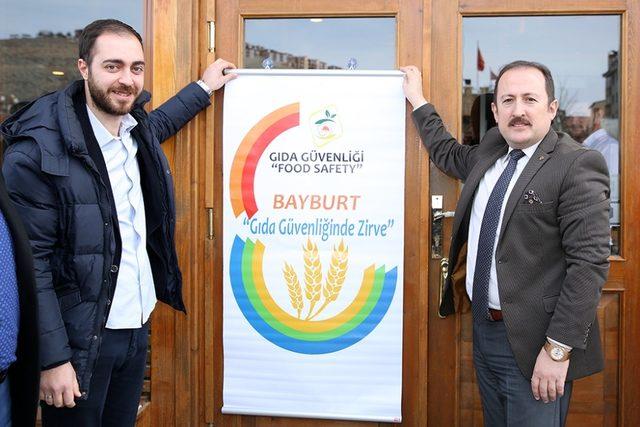 Bayburt’ta iki işletmeye örnek esnaf belgesi verildi