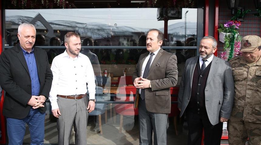 Bayburt’ta iki işletmeye örnek esnaf belgesi verildi