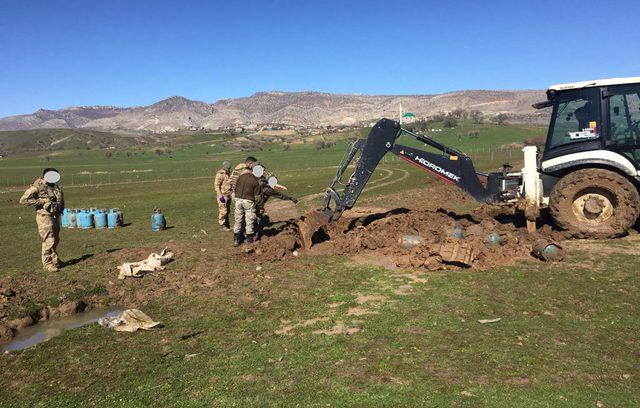 Diyarbakır'da PKK'ya yönelik operasyonda toprağa gömülü 75 dolu tüp bulundu