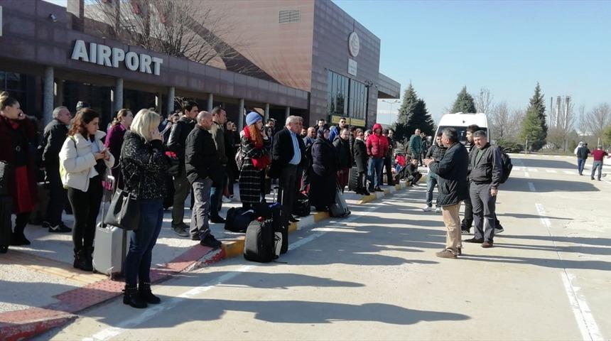 U&ccedil;ak yolcuları seyahatlerini otob&uuml;s ve taksiyle tamamladı