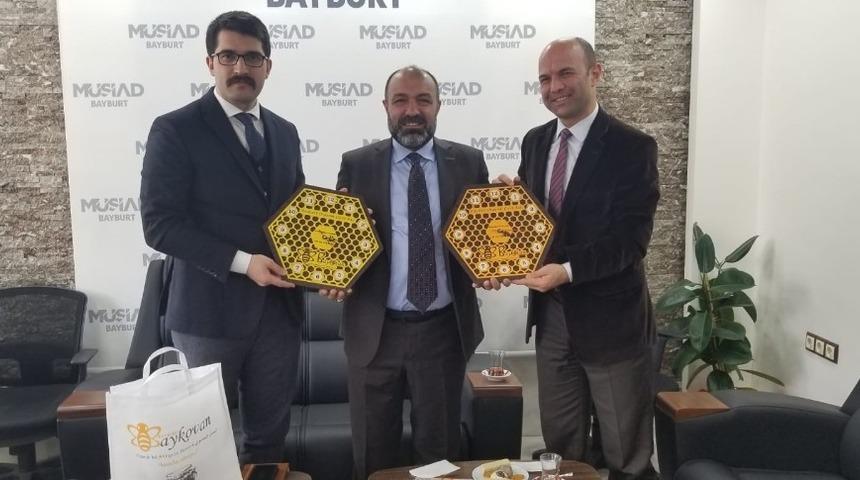Demir&ouml;z&uuml; İl&ccedil;e Kaymakamı ve Tarım İl M&uuml;d&uuml;r&uuml;nden M&Uuml;SİAD Bayburt&rsquo;a ziyaret