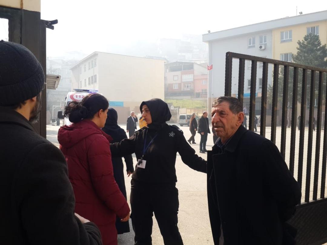 Eşek şakası okulu karıştırdı! 12 &ouml;ğrenci hastaneye kaldırıldı