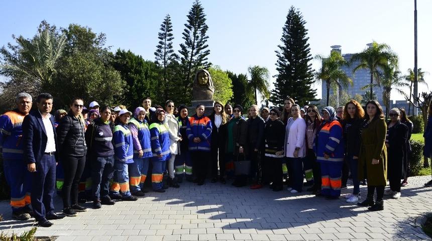 Temizlik g&ouml;revlisine kadınlardan destek