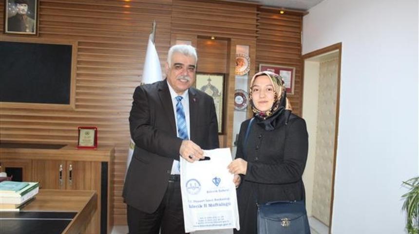 Gen&ccedil;lik Bilgi Yarışmasında dereceye giren &ouml;ğrencilere hediye