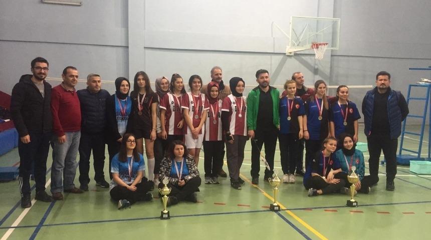 Badminton D&uuml;zce il şampiyonu G&uuml;m&uuml;şova Anadolu İHL oldu