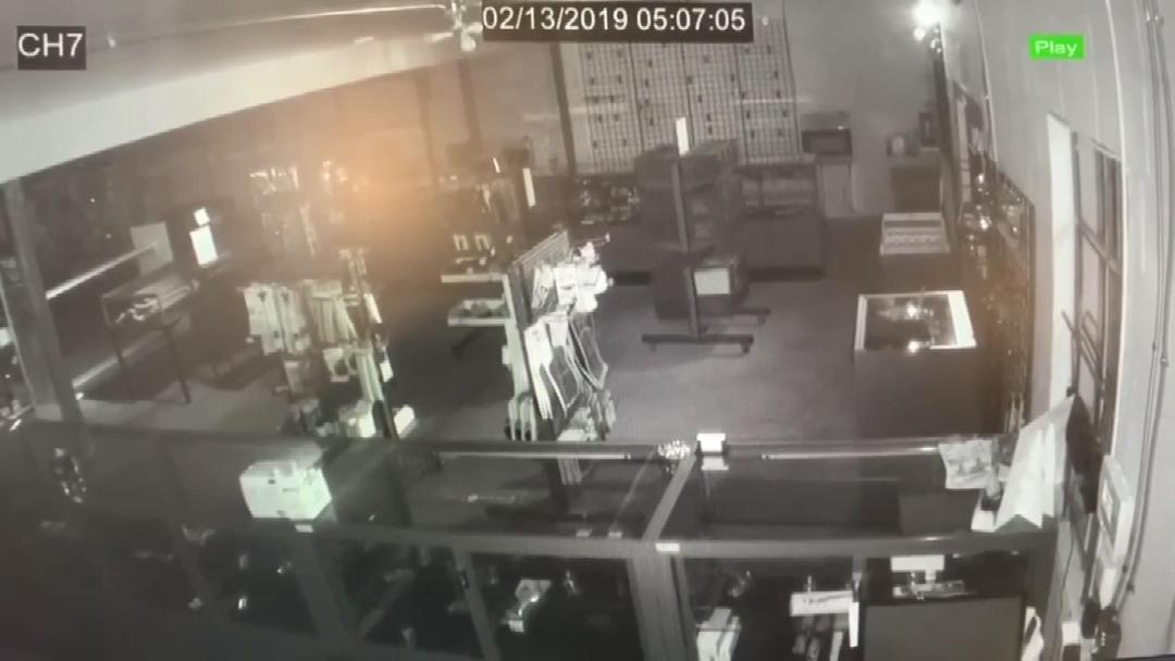 Hırsız, su&ccedil; ortağını yıktığı duvarın altında bıraktı