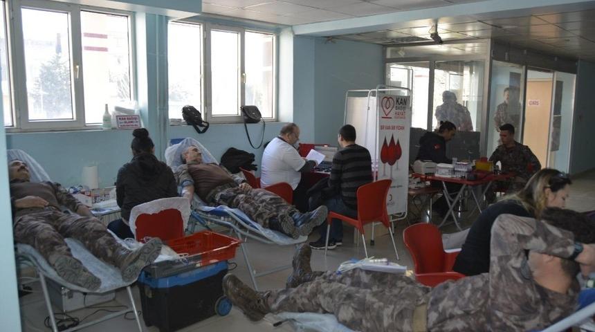 Polisler kan bağışında bulundu