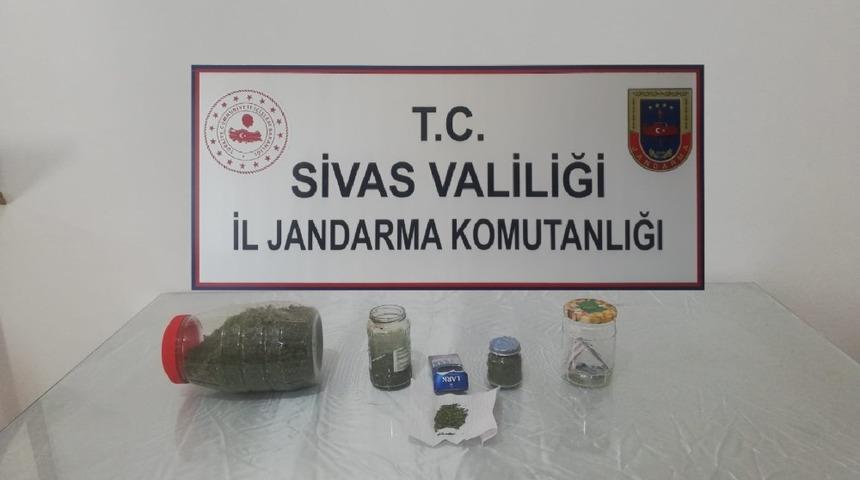 Jandarma ka&ccedil;ak&ccedil;ılara g&ouml;z a&ccedil;tırmıyor