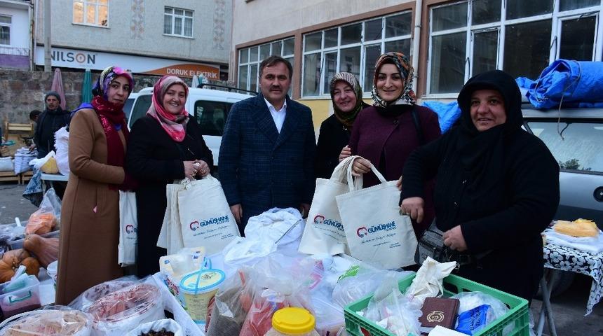 Başkan &Ccedil;imen pazarda vatandaşlara bez torba dağıttı