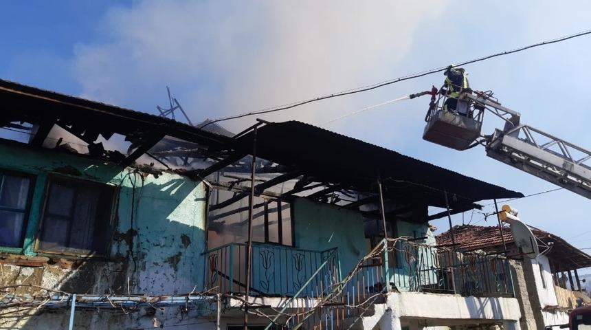 Yangın bir evi kullanılmaz hale getirdi