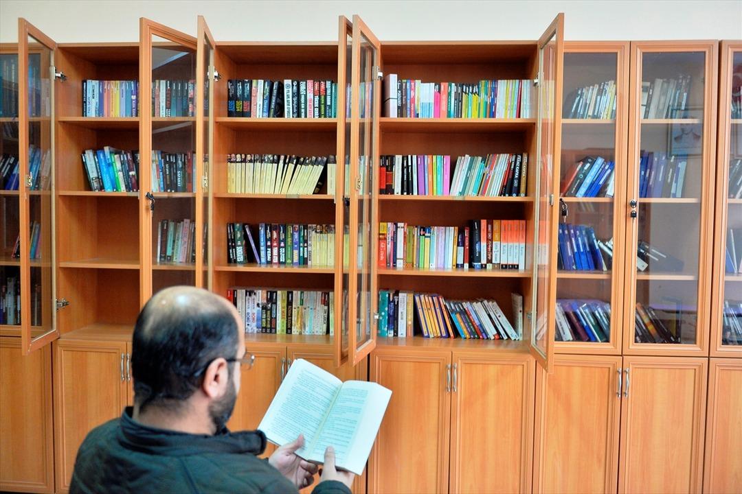 Cezaevinde &ccedil;ok kitap okuyan tutuklu ve h&uuml;k&uuml;ml&uuml;ye &ouml;d&uuml;l  