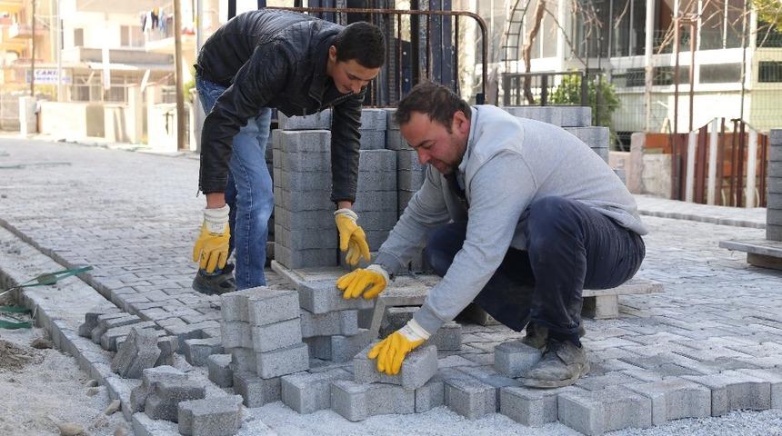 Bah&ccedil;elievler&rsquo;de yollar &ccedil;i&ccedil;ek a&ccedil;ıyor