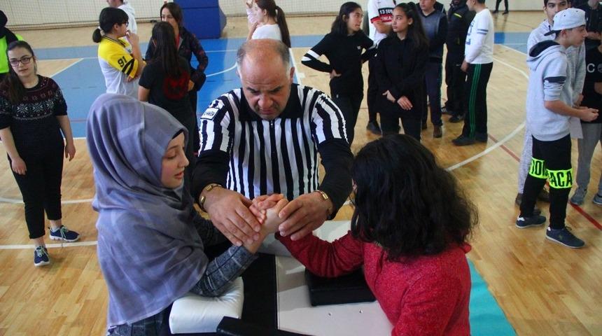 Bilek güreşi müsabakaları yapıldı
