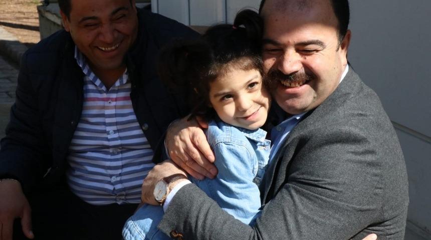 Hasta yatağından kalkıp halkın arasına girdi