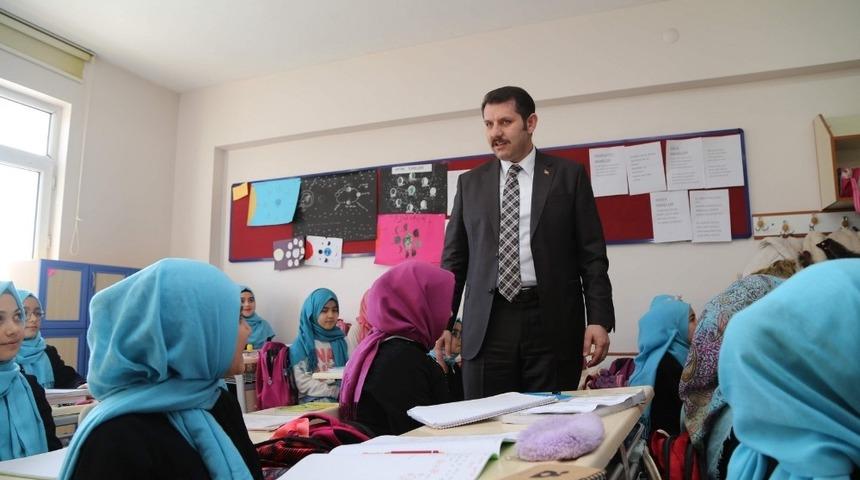 Vali Ayhan, &ouml;ğrencilerle bir araya geldi