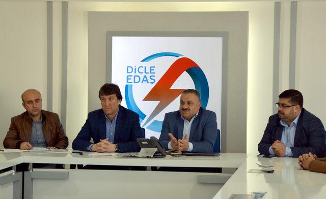 Dicle Elektrik yöneticileri Sur ilçesindeki muhtarları dinledi