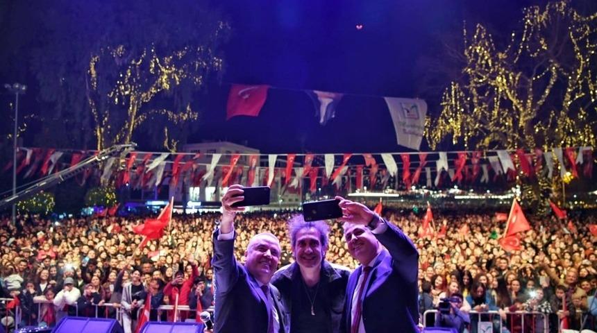 Manavgat Kent Meydanına Kıra&ccedil; konserli a&ccedil;ılış